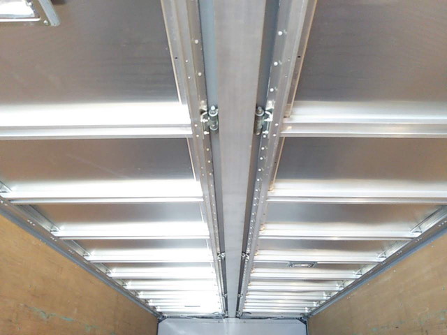 いすゞフォワードアルミウイング中型（4t）[写真12]