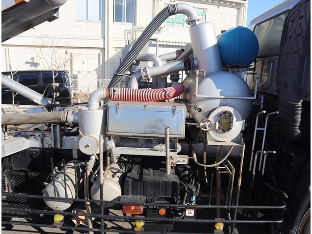いすゞギガ汚泥吸引車大型（10t）[写真18]