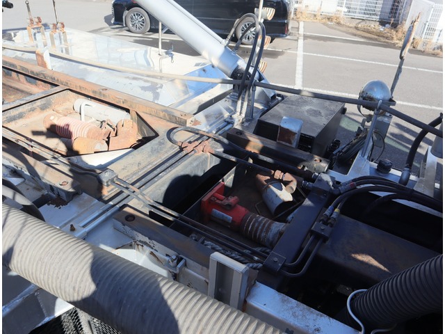 いすゞギガ汚泥吸引車大型（10t）[写真20]