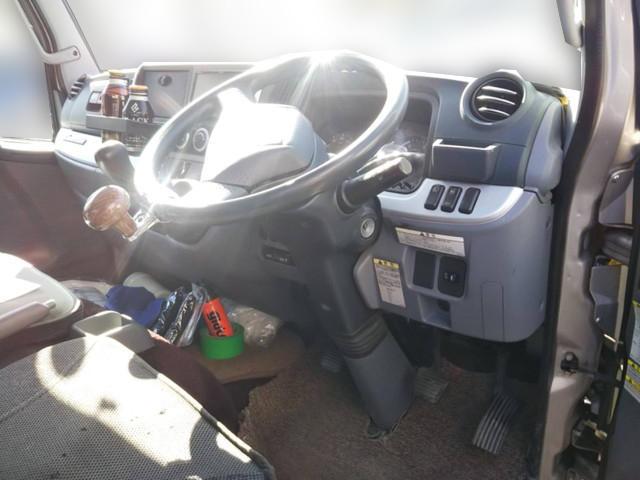 三菱ふそうキャンター平ボディ小型（2t・3t）[写真24]