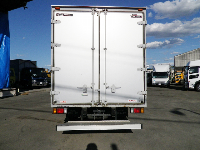 いすゞエルフアルミバン小型（2t・3t）[写真02]