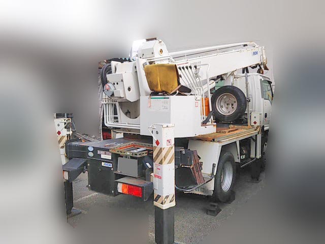 いすゞエルフ穴掘建柱車小型（2t・3t）[写真05]