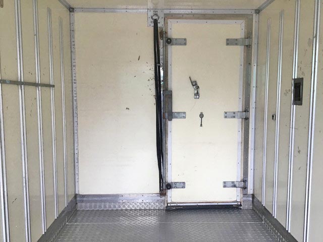 いすゞエルフ冷凍車（冷蔵車）小型（2t・3t）[写真09]