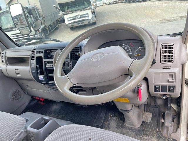 トヨタトヨエースアルミバン小型（2t・3t）[写真36]