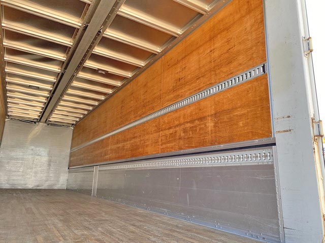 いすゞギガアルミウイング大型（10t）[写真11]