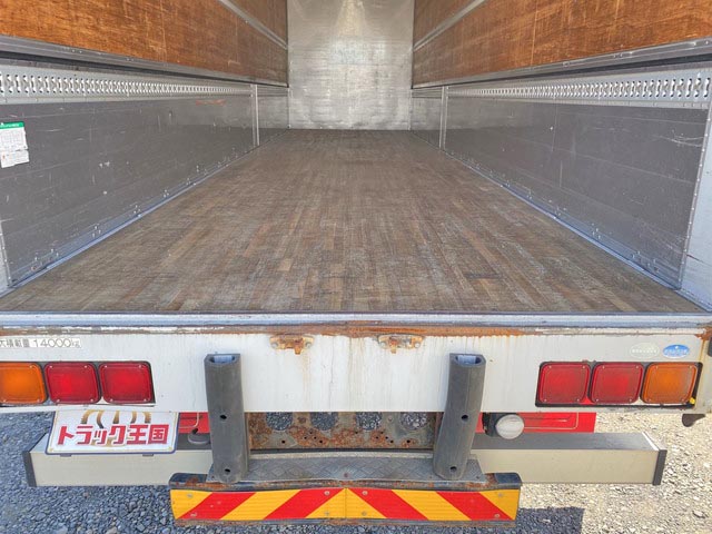 いすゞギガアルミウイング大型（10t）[写真12]