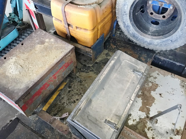 いすゞエルフ穴掘建柱車小型（2t・3t）[写真09]