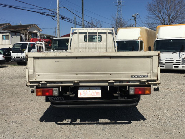 トヨタトヨエース平ボディ小型（2t・3t）[写真09]