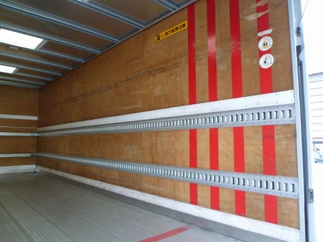 いすゞフォワードパネルバン中型（4t）[写真17]