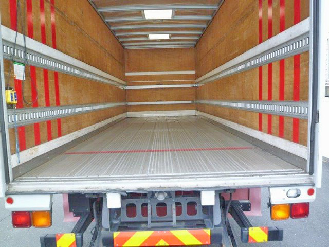 いすゞフォワードパネルバン中型（4t）[写真20]