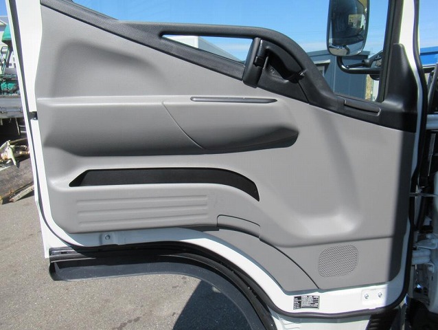 三菱ふそうキャンターアルミバン小型（2t・3t）[写真18]