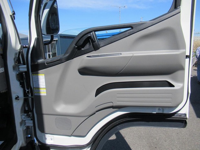 三菱ふそうキャンターアルミバン小型（2t・3t）[写真08]