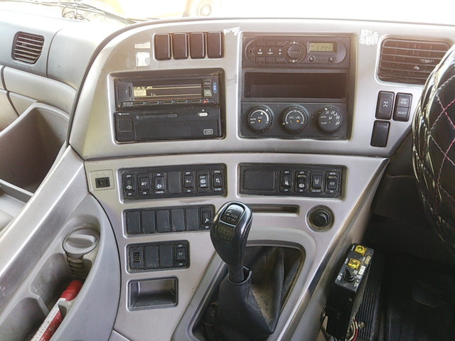 UDトラックスクオンダンプ大型（10t）[写真36]