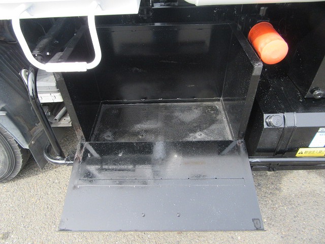 いすゞエルフパッカー車（塵芥車）小型（2t・3t）[写真13]