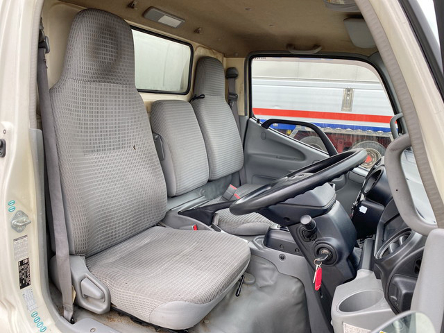 日野デュトロ冷凍車（冷蔵車）小型（2t・3t）[写真32]