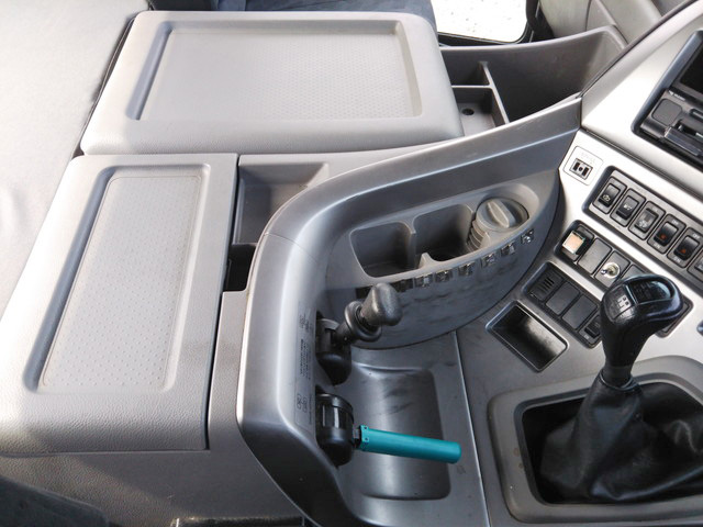 UDトラックスクオントレーラーヘッド（トラクターヘッド）大型（10t）[写真22]