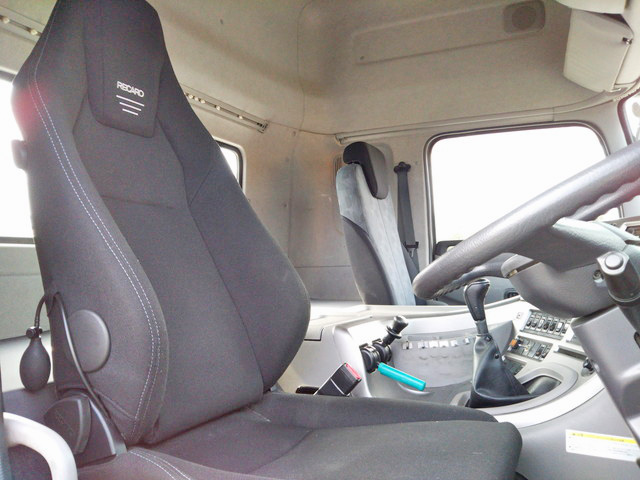 UDトラックスクオントレーラーヘッド（トラクターヘッド）大型（10t）[写真28]