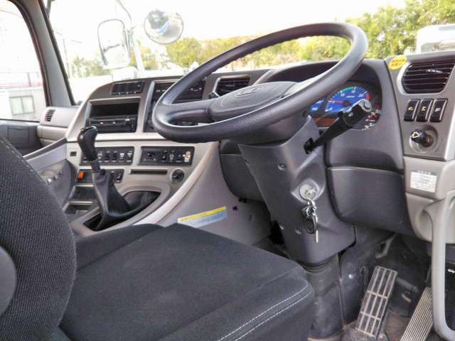 UDトラックスクオントレーラーヘッド（トラクターヘッド）大型（10t）[写真29]