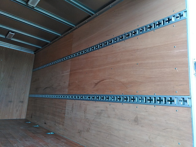 三菱ふそうキャンターアルミバン小型（2t・3t）[写真13]