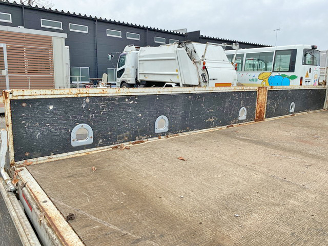 三菱ふそうキャンター平ボディ小型（2t・3t）[写真11]