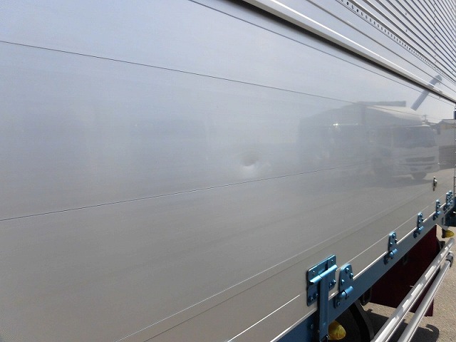 いすゞギガアルミウイング大型（10t）[写真30]