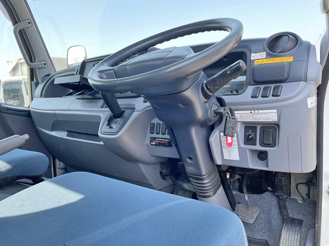 三菱ふそうキャンター平ボディ小型（2t・3t）[写真32]