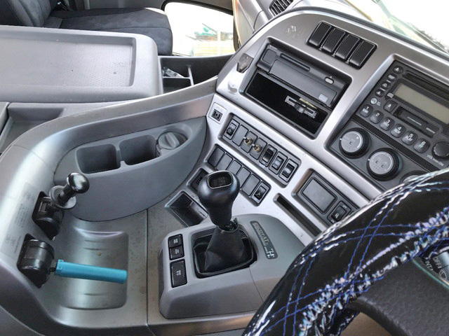 UDトラックスクオントレーラーヘッド（トラクターヘッド）大型（10t）[写真26]