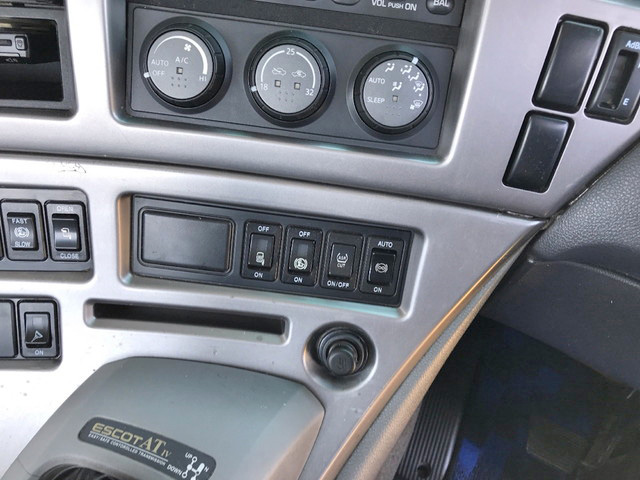 UDトラックスクオントレーラーヘッド（トラクターヘッド）大型（10t）[写真29]