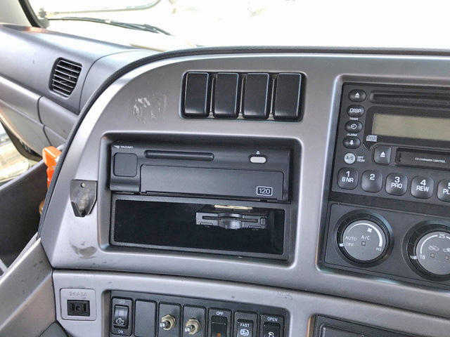 UDトラックスクオントレーラーヘッド（トラクターヘッド）大型（10t）[写真30]