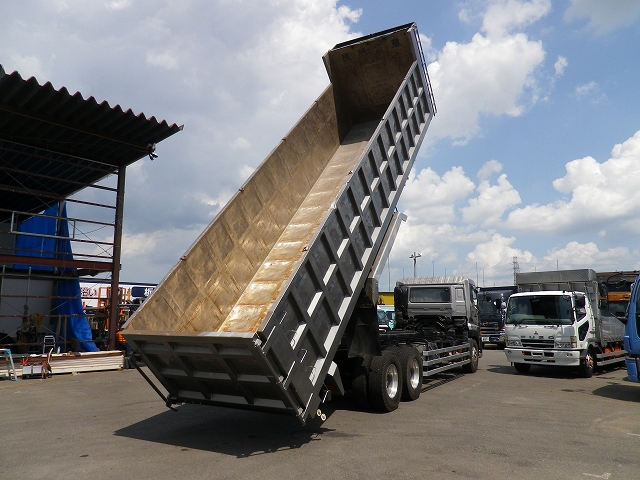 UDトラックスクオン深ダンプ（土砂禁ダンプ）大型（10t）[写真02]