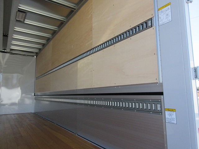 三菱ふそうファイターアルミウイング中型（4t）[写真04]