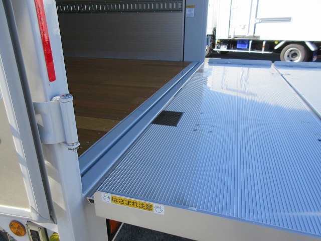 三菱ふそうファイターアルミウイング中型（4t）[写真06]