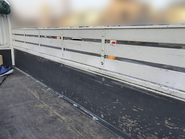 三菱ふそうキャンター平ボディ小型（2t・3t）[写真09]