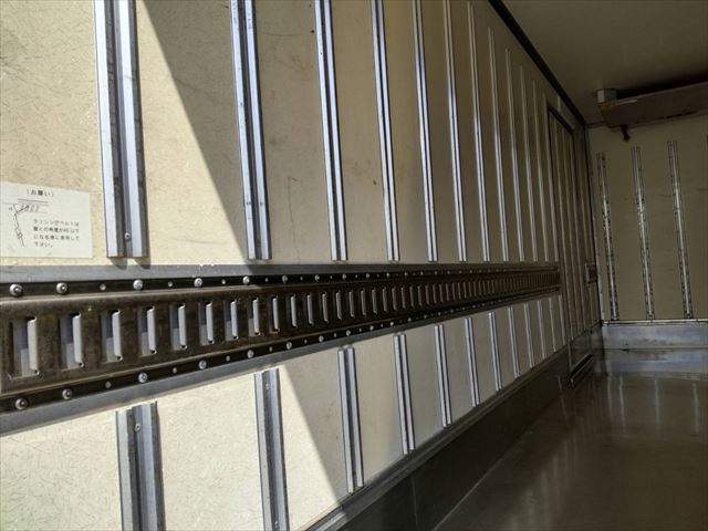 いすゞエルフ冷凍車（冷蔵車）小型（2t・3t）[写真14]