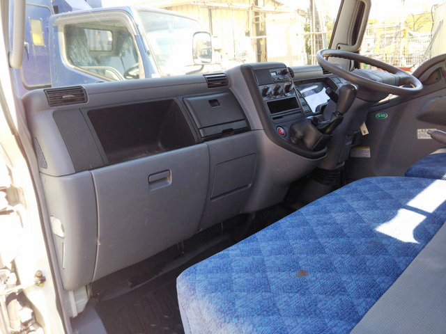 三菱ふそうキャンタータンク車（タンクローリー）小型（2t・3t）[写真35]