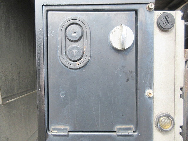 三菱ふそうキャンター平ボディ小型（2t・3t）[写真09]