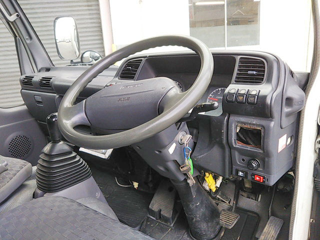 いすゞエルフ冷凍車（冷蔵車）小型（2t・3t）[写真27]