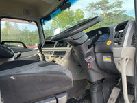 UDトラックスクオンアームロール大型（10t）[写真29]