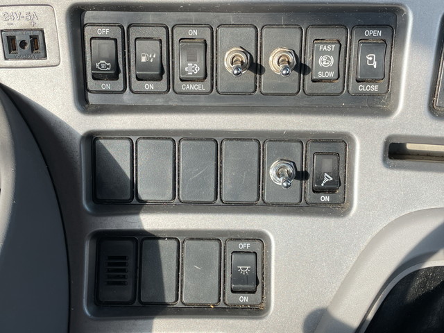 UDトラックスクオンアームロール大型（10t）[写真35]