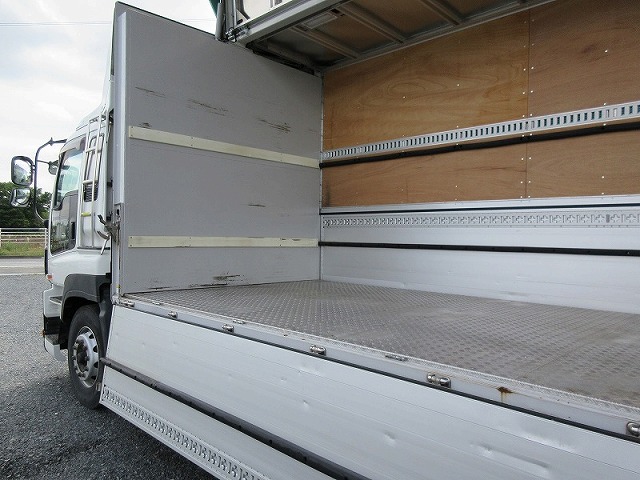 いすゞギガアルミウイング大型（10t）[写真08]