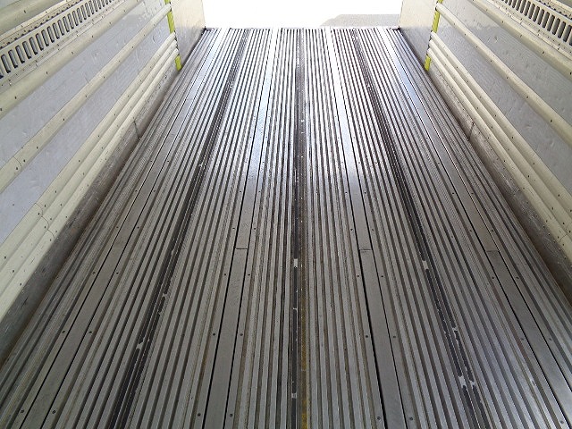 いすゞフォワード冷凍車（冷蔵車）中型（4t）[写真13]