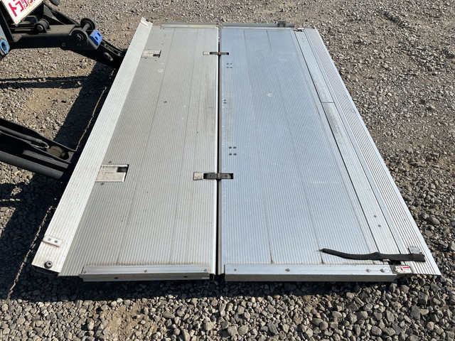 いすゞギガアルミウイング大型（10t）[写真10]