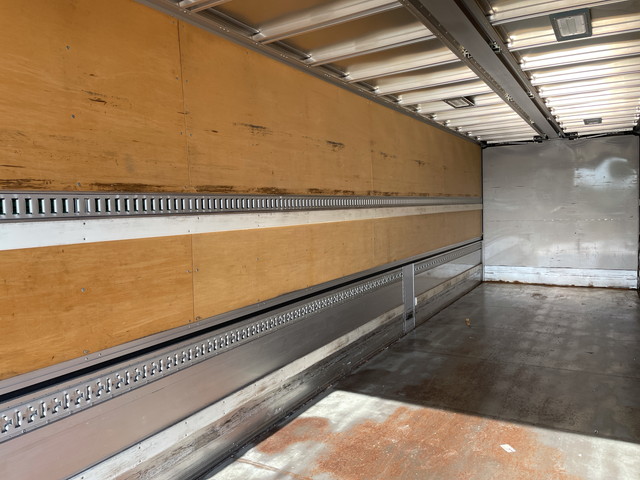 いすゞギガアルミウイング大型（10t）[写真12]