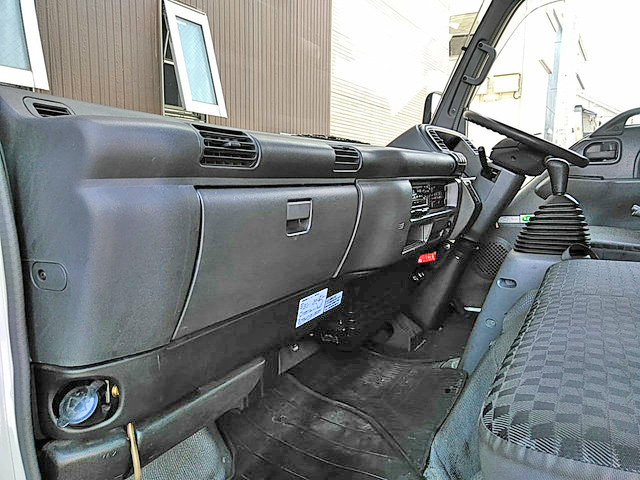 いすゞエルフアルミバン小型（2t・3t）[写真32]