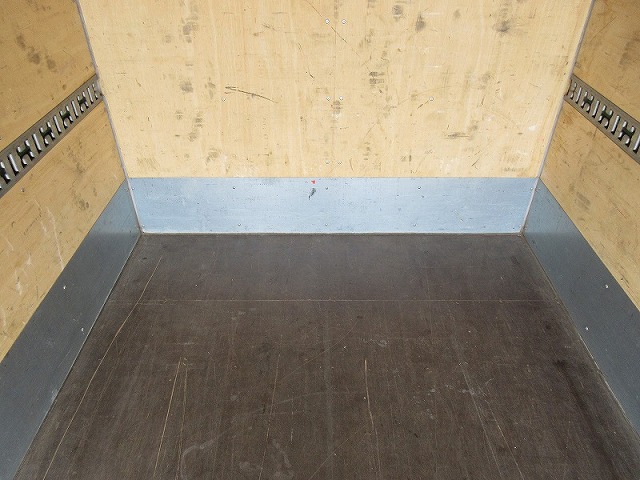 いすゞエルフアルミバン小型（2t・3t）[写真13]