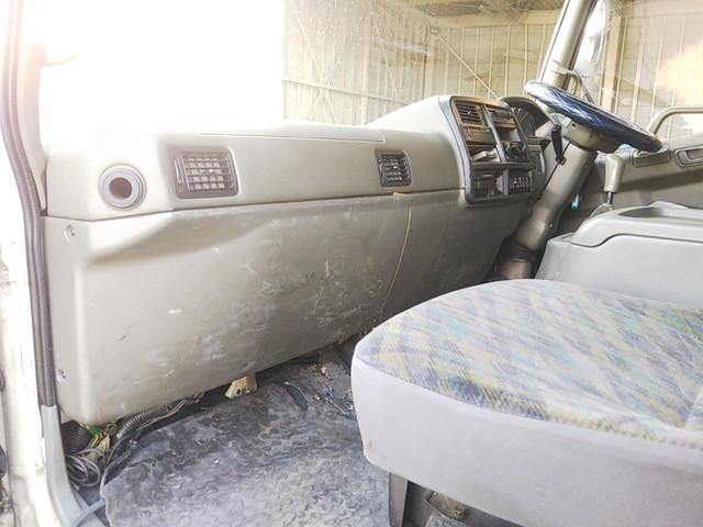 三菱ふそうファイターアルミウイング中型（4t）[写真31]