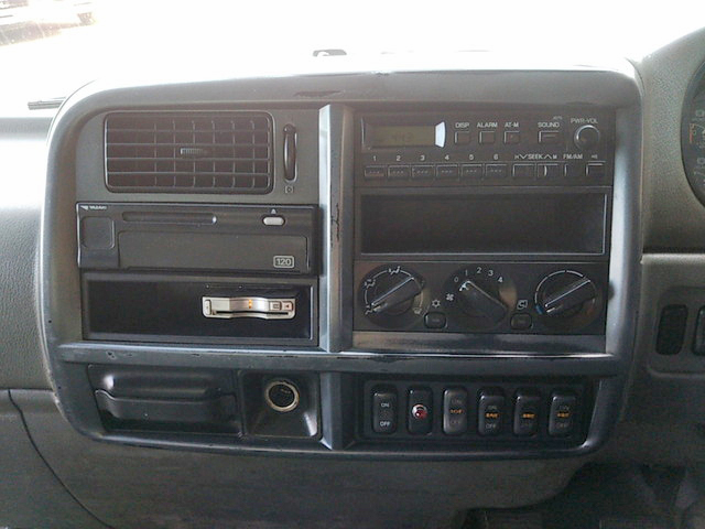 三菱ふそうファイターアルミウイング中型（4t）[写真35]