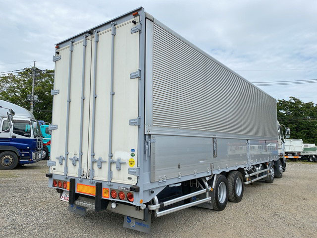 いすゞギガアルミウイング大型（10t）[写真02]