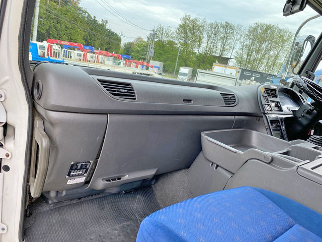 いすゞギガアルミウイング大型（10t）[写真32]