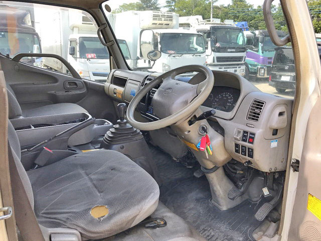 日野デュトロ冷凍車（冷蔵車）小型（2t・3t）[写真32]